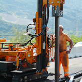 Монтаж дорожніх знаків і огорож